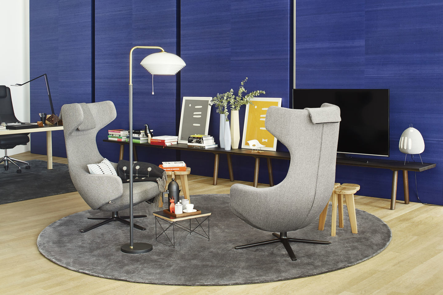 Graue Grand Repos Sessel von Vitra auf rundem Teppich in modernem Wohnzimmer. Designmöbel.