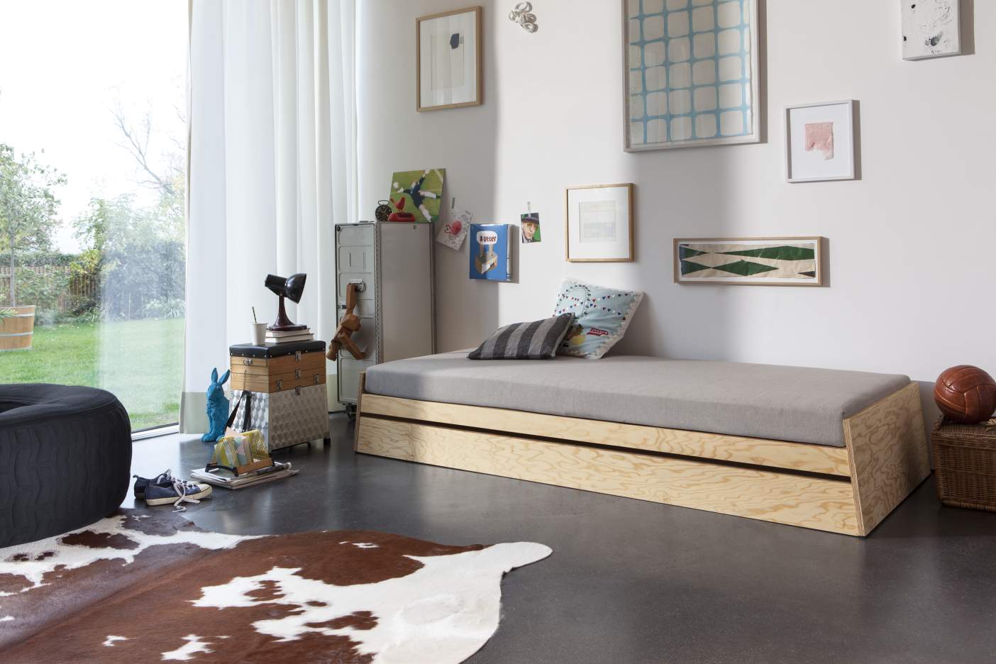 Lönneberga Stapelbett von Richard Lampert: Einzelbett aus Eiche mit Lattenrost im Kinderzimmer.