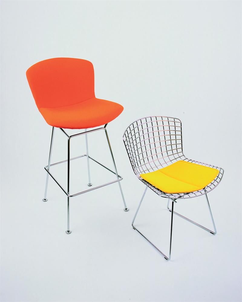 Bertoia Barhocker von Knoll International, ein orangefarbener Barstuhl und ein Drahtstuhl mit gelbem Kissen.