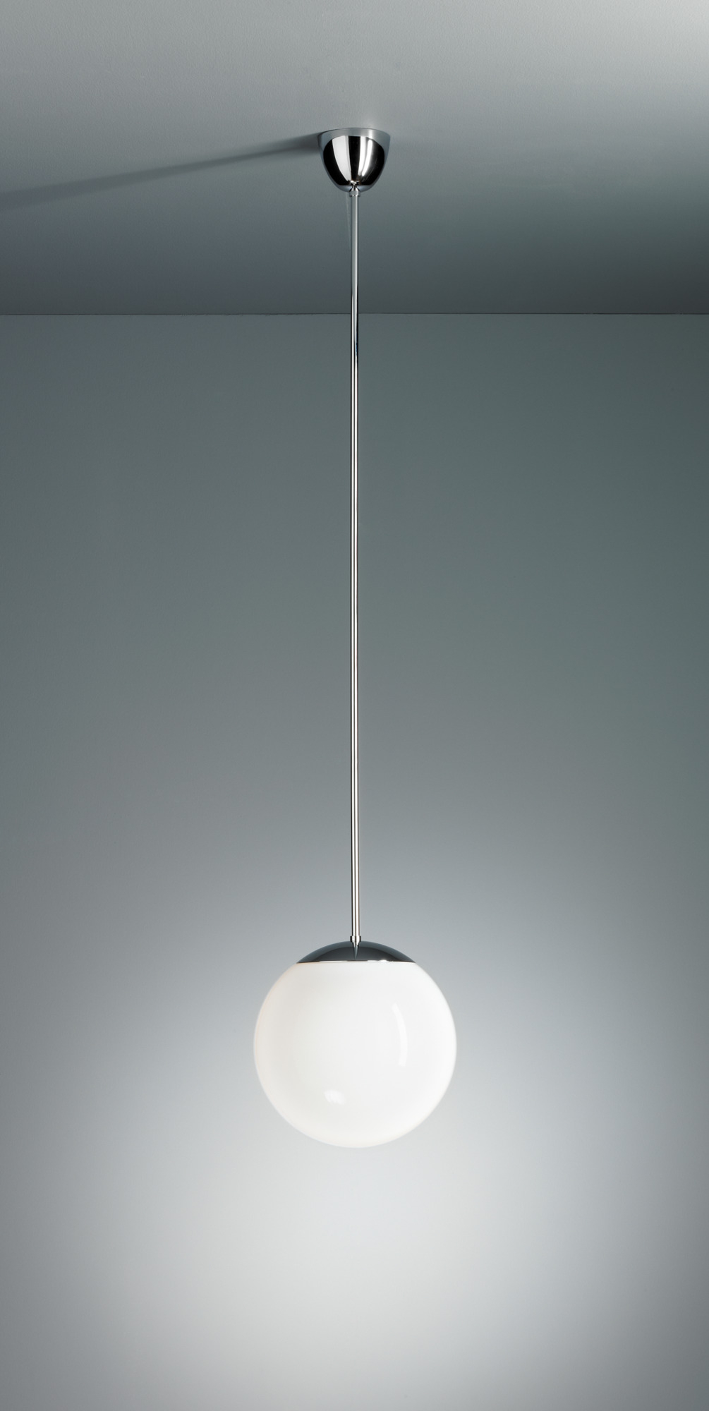HL 99 Pendelleuchte: Moderne Hängelampe mit Opalkugel (Ø30cm) und Chrom-Aufhängung für stilvolle Beleuchtung.