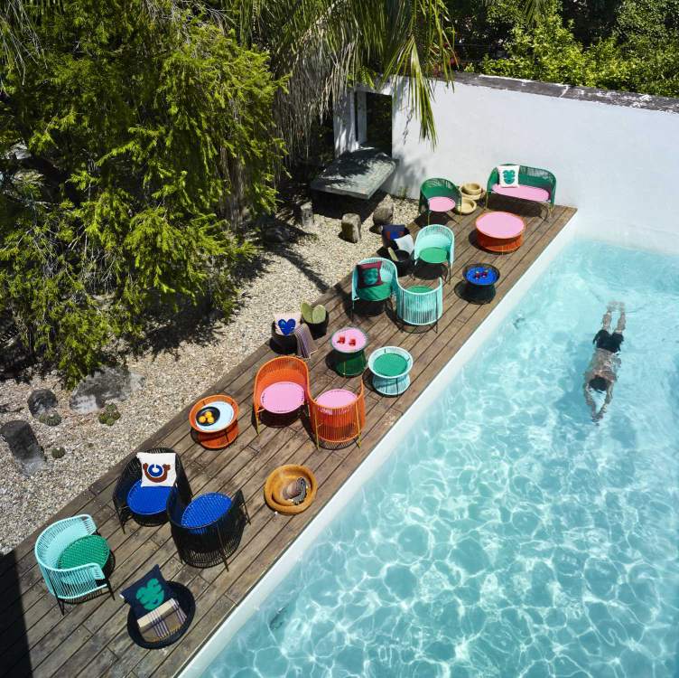 Aufsicht: Ames Caribe Lounge Chair Outdoor Sessel in bunten Farben am Pool.