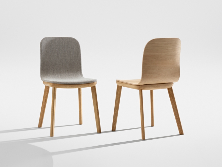 Aeon Chair Stuhl Zeitraum, ein moderner Holzstuhl mit grauem Stoffbezug und natürlichem Holzfinish.