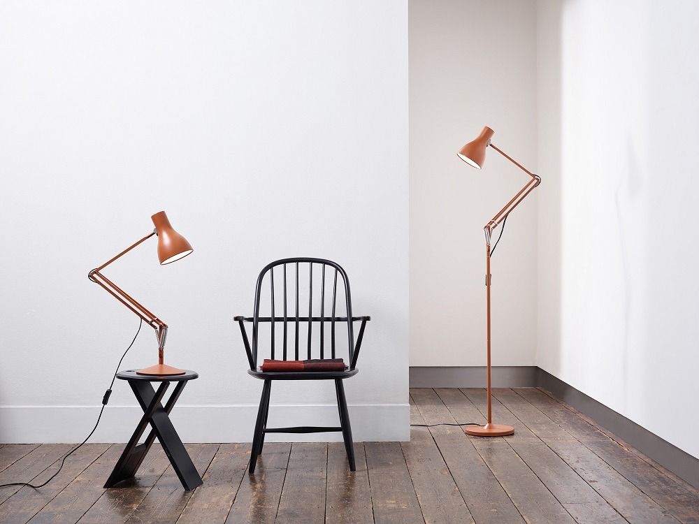 Anglepoise Type 75 Margaret Howell Edition Tischleuchte in Gelb Ochre und Stehleuchte im Raum.