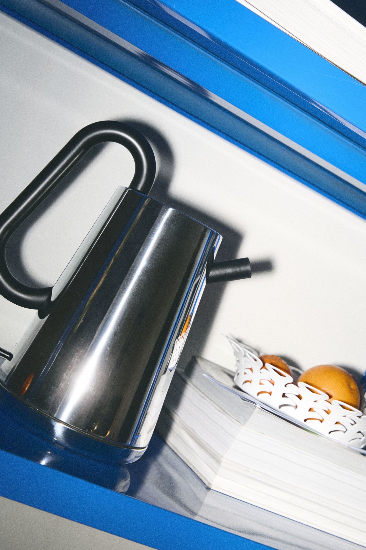 Toru Wasserkocher von Alessi, Edelstahl-Design mit schwarzem Griff, stilvolles Küchengerät für Teeliebhaber.