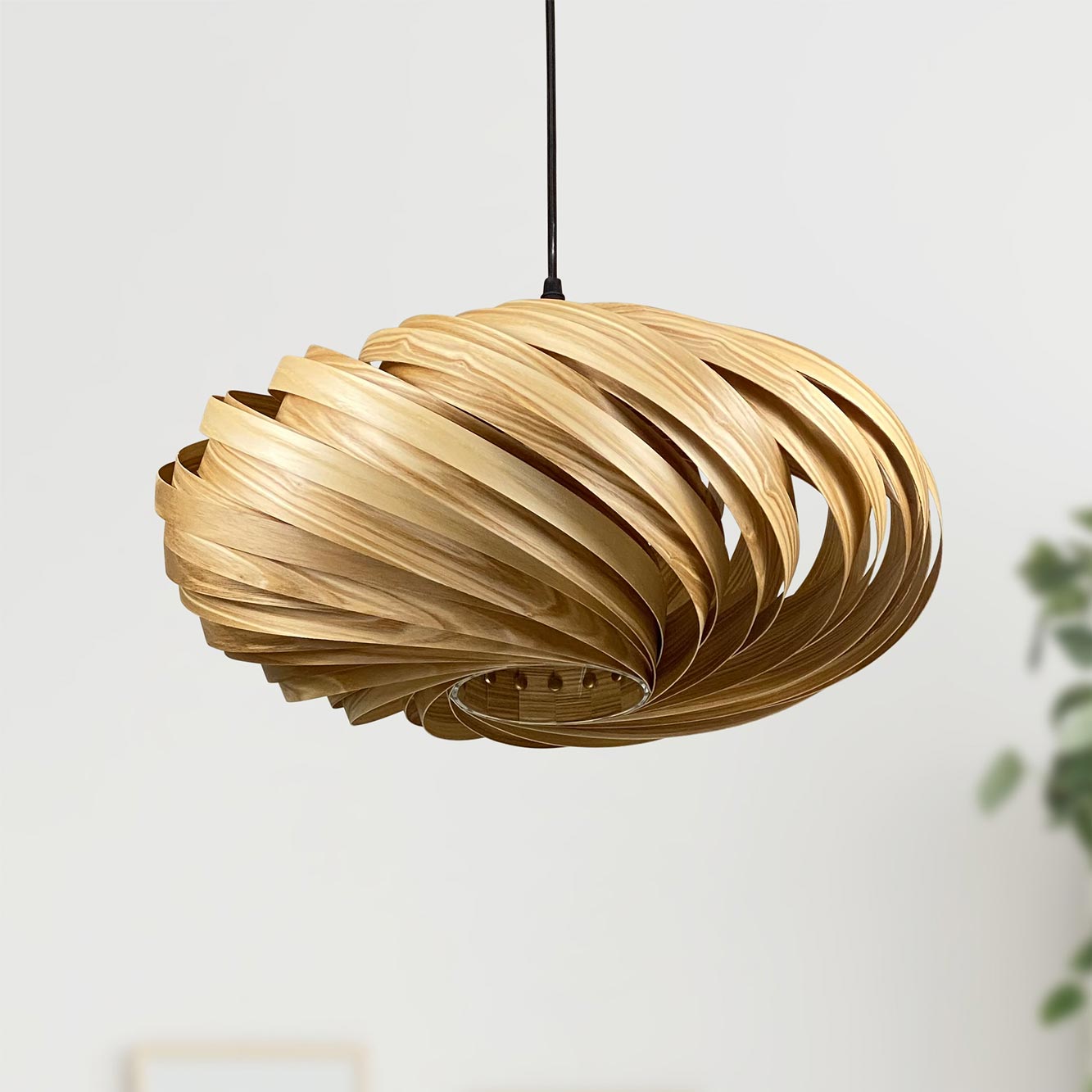 Veneria Hängeleuchte aus Olivesche, spiralförmiges Design, moderne Pendelleuchte für Wohnzimmer und Esszimmer.