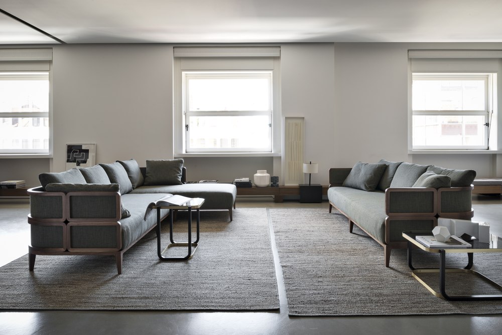 Helles Wohnzimmer mit zwei grauen Sofas und Duet C Couchtisch von Wiener GTV Design.