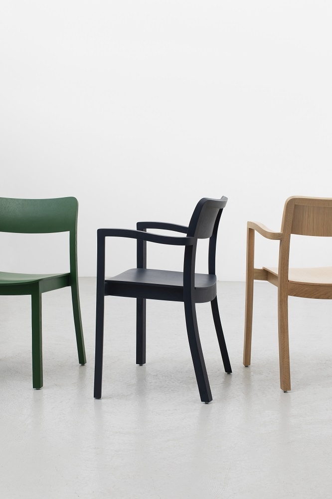 Schwarzer Pastis Armchair von Hay, ein moderner Holzstuhl mit Armlehnen für Esszimmer und Wohnbereich.