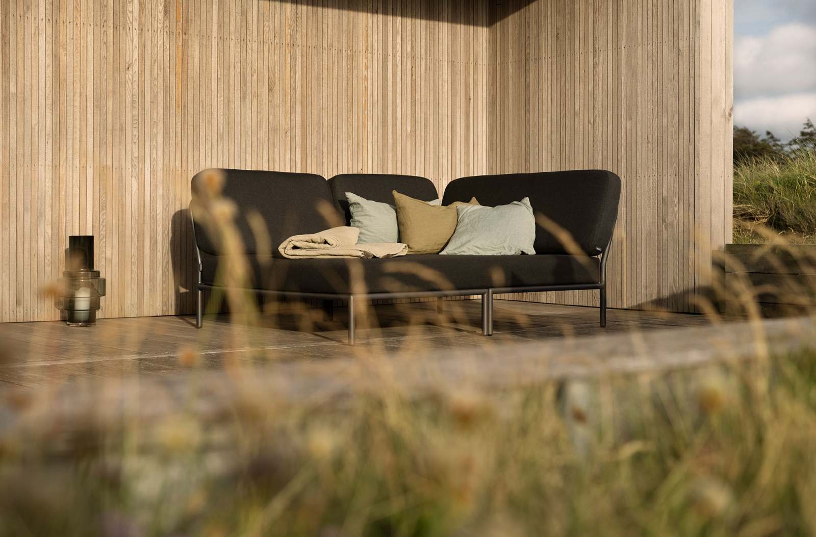 Houe Level Cozy Corner Outdoor Sofa, linke Ecke, mit Kissen und Decke.