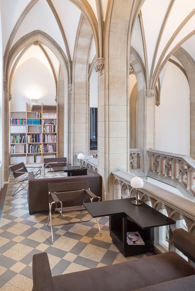 Innenaufnahme mit D4 Bauhaus Faltsessel in Schlamm, Designklassiker, Stahlrohr, modernes Wohnen.