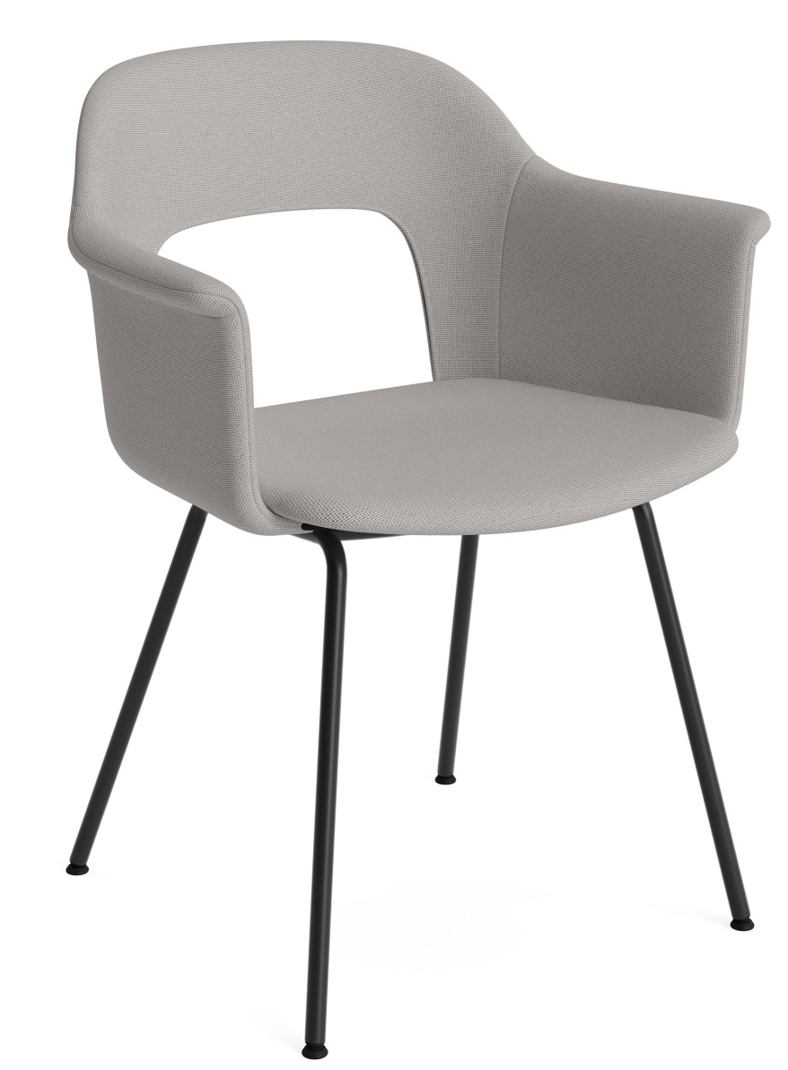 Grauer Layout Armchair 214 Armlehnstuhl von Hay mit Stoffbezug und schwarzen Metallbeinen, Frontansicht.