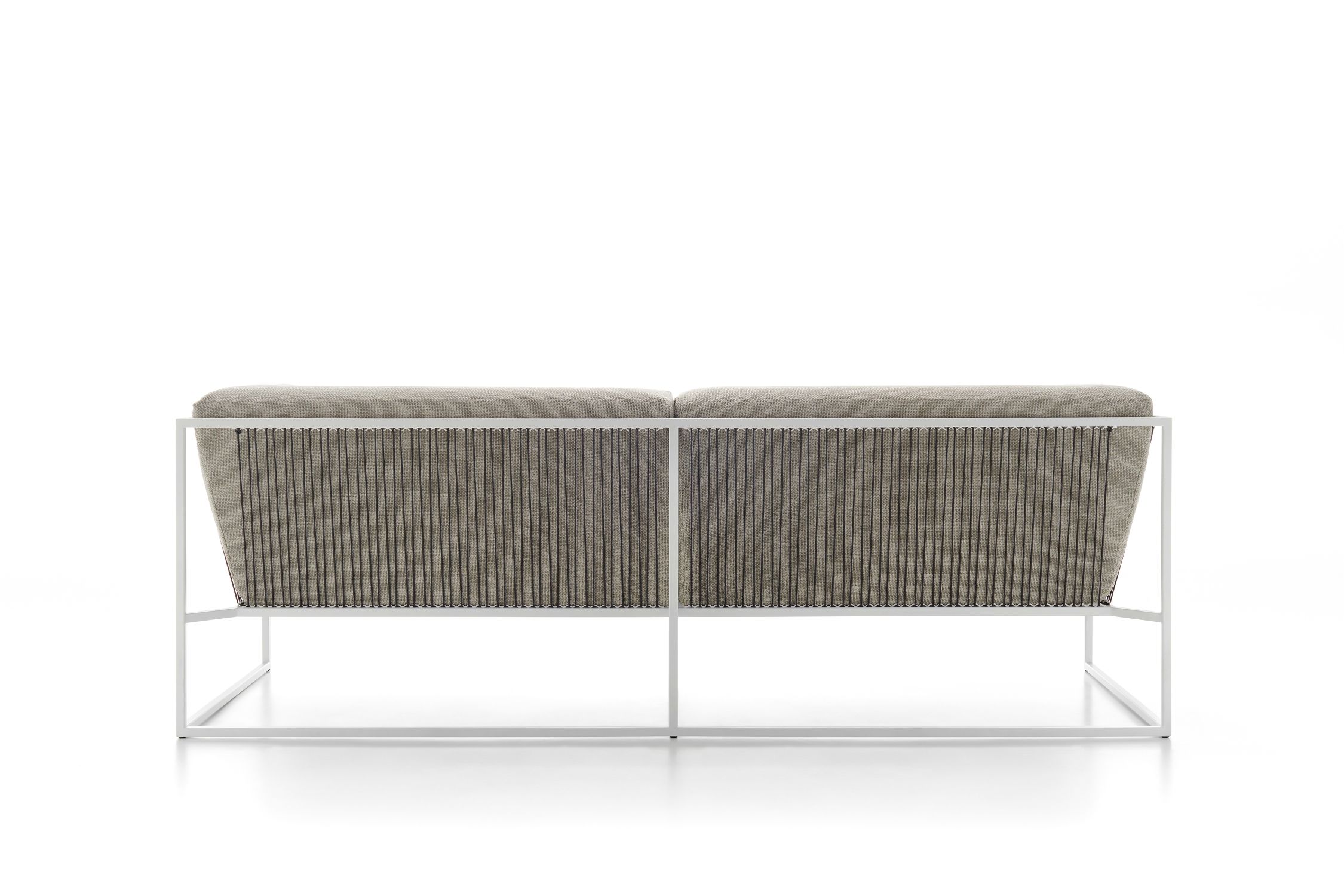 Rückansicht des Arpa Outdoor Sofas von MDF Italia mit weißem Rahmen und grauem Bezug.