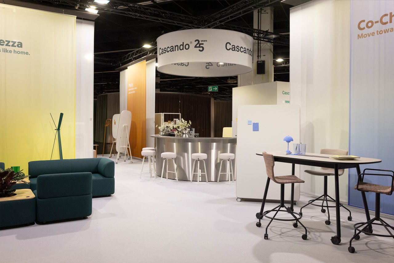 Co-Chair Bürodrehstuhl von Cascando auf einer Messe: Ergonomischer Bürostuhl mit Rollen und modernem Design.
