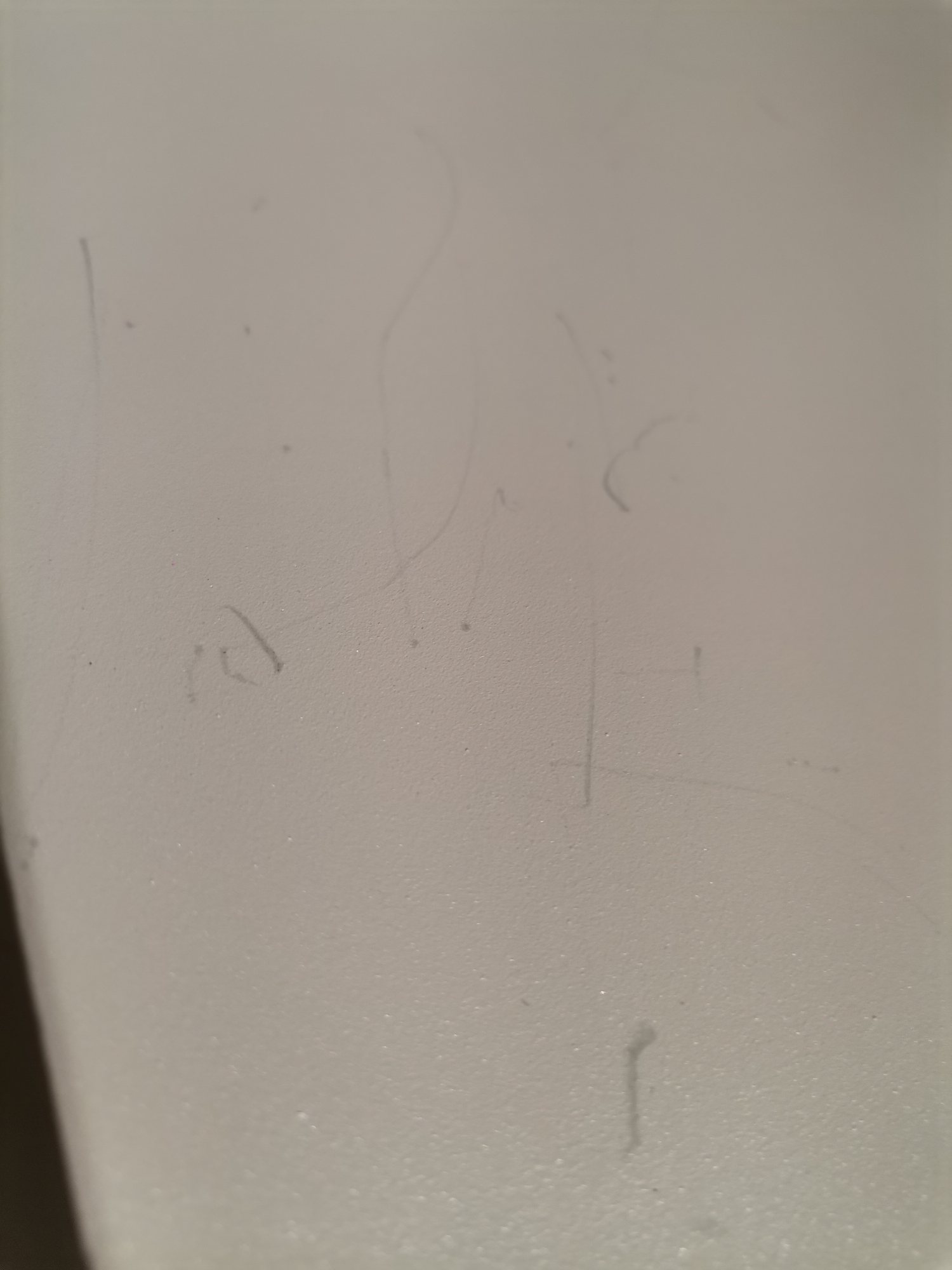 Detailaufnahme von Kratzern auf einem Bellevie V2 Stuhl in Muskat, ein Mängelexemplar von Fermob Outdoor-Möbeln.