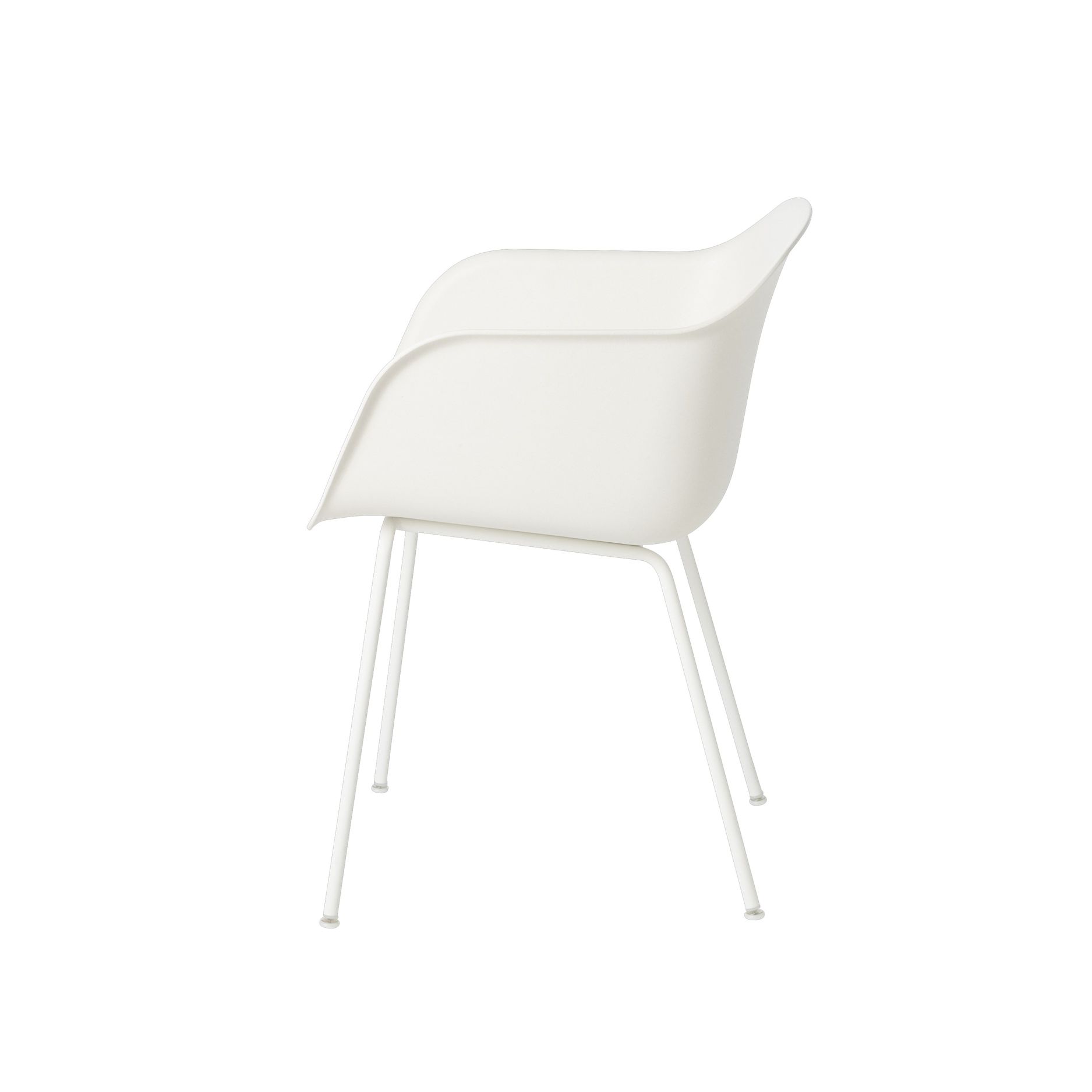 Weißer Fiber Armchair Stuhl von Muuto mit minimalistischem Design und Stahlrohrgestell, Seitenansicht.