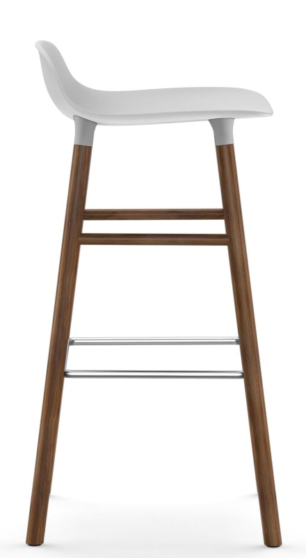 Form Barhocker von Normann Copenhagen, Hocker mit weißer Sitzfläche und Holzbeinen, seitliche Ansicht.