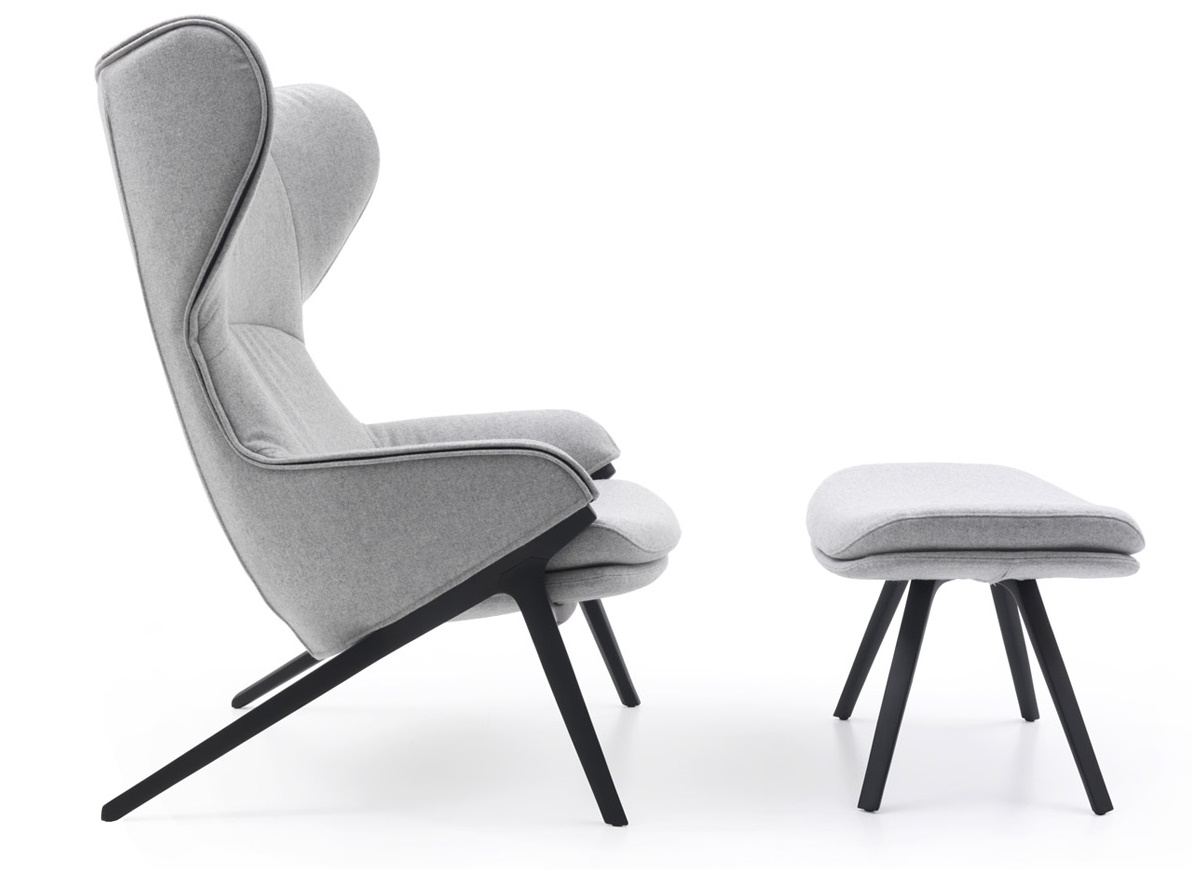Moderner Cassina Sessel P22 395 mit hoher Rückenlehne und passendem Hocker, hellgrauer Stoffbezug und schwarzes Gestell.