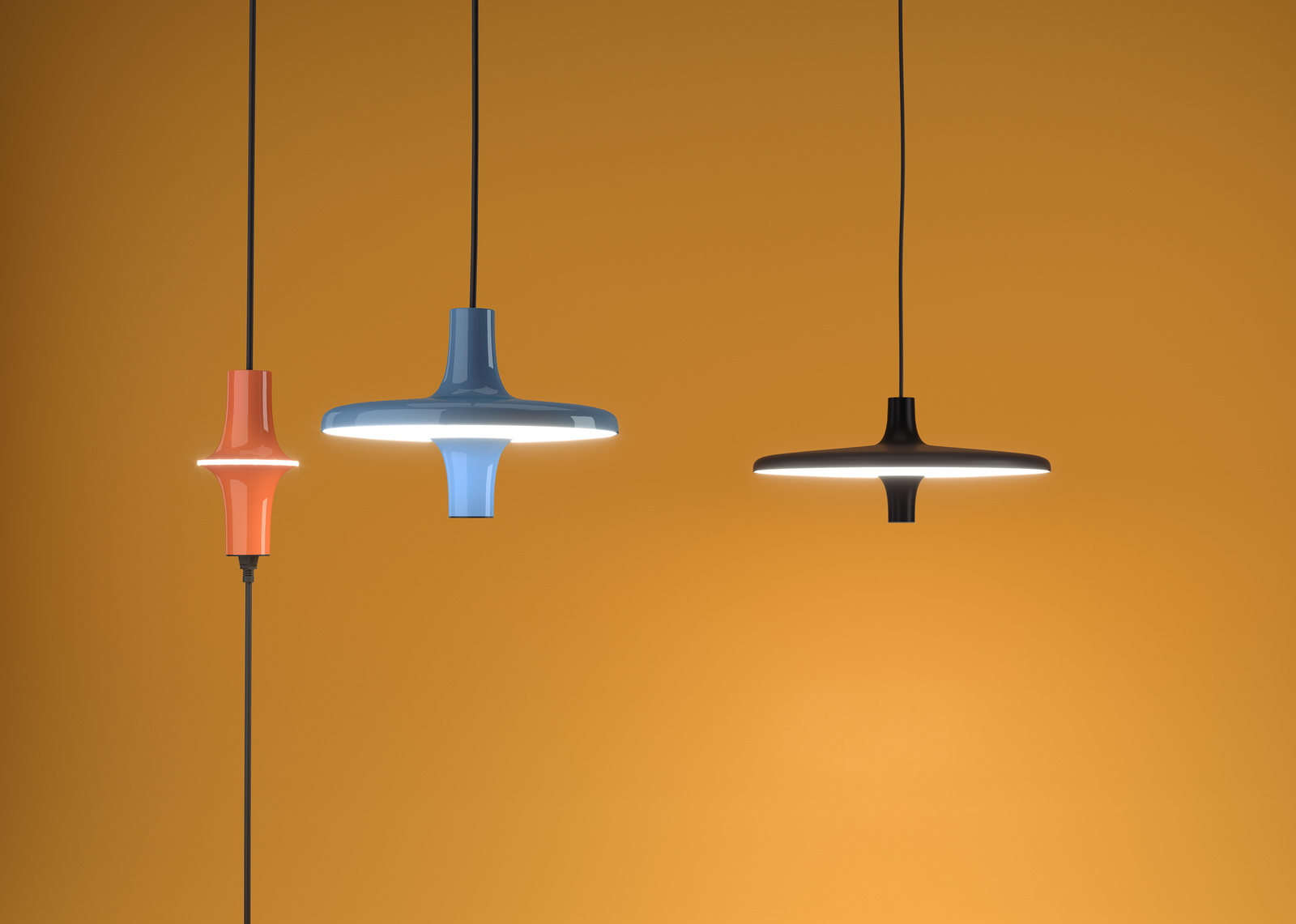 Avro Hängeleuchten von Martinelli Luce in Orange, Blau und Schwarz vor orangefarbenem Hintergrund.