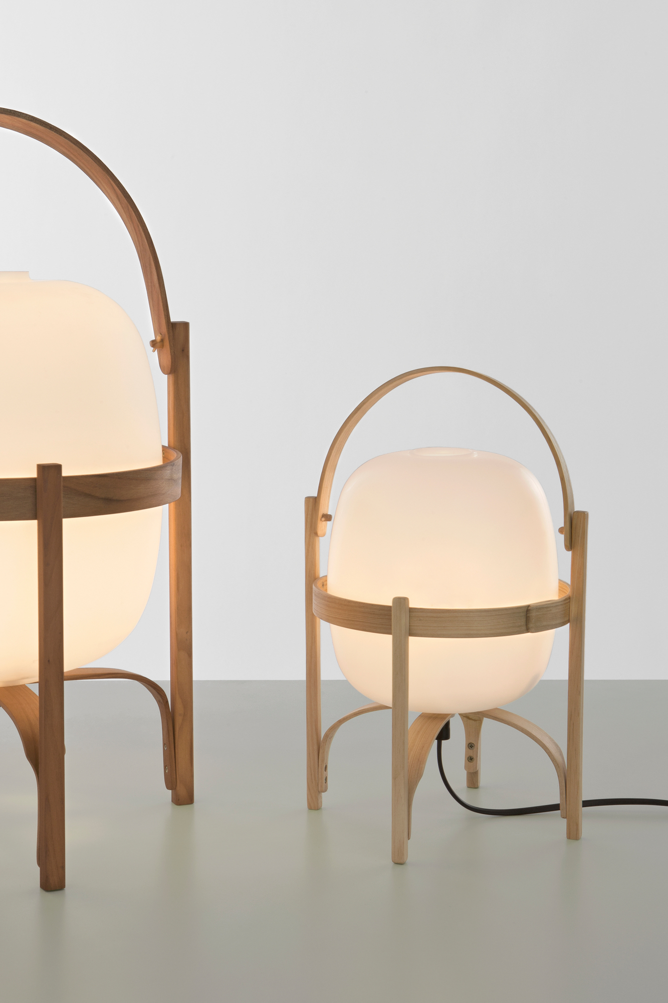Zwei Cestita Tischleuchten mit Opalglas und Holzgestell, moderne Tischlampen für stimmungsvolle Beleuchtung.