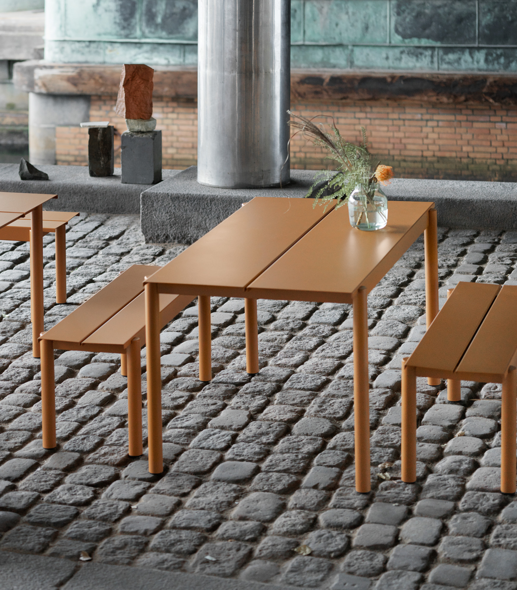 Muuto Linear Steel Table Outdoor: Moderner Gartentisch aus Stahl mit passenden Bänken.
