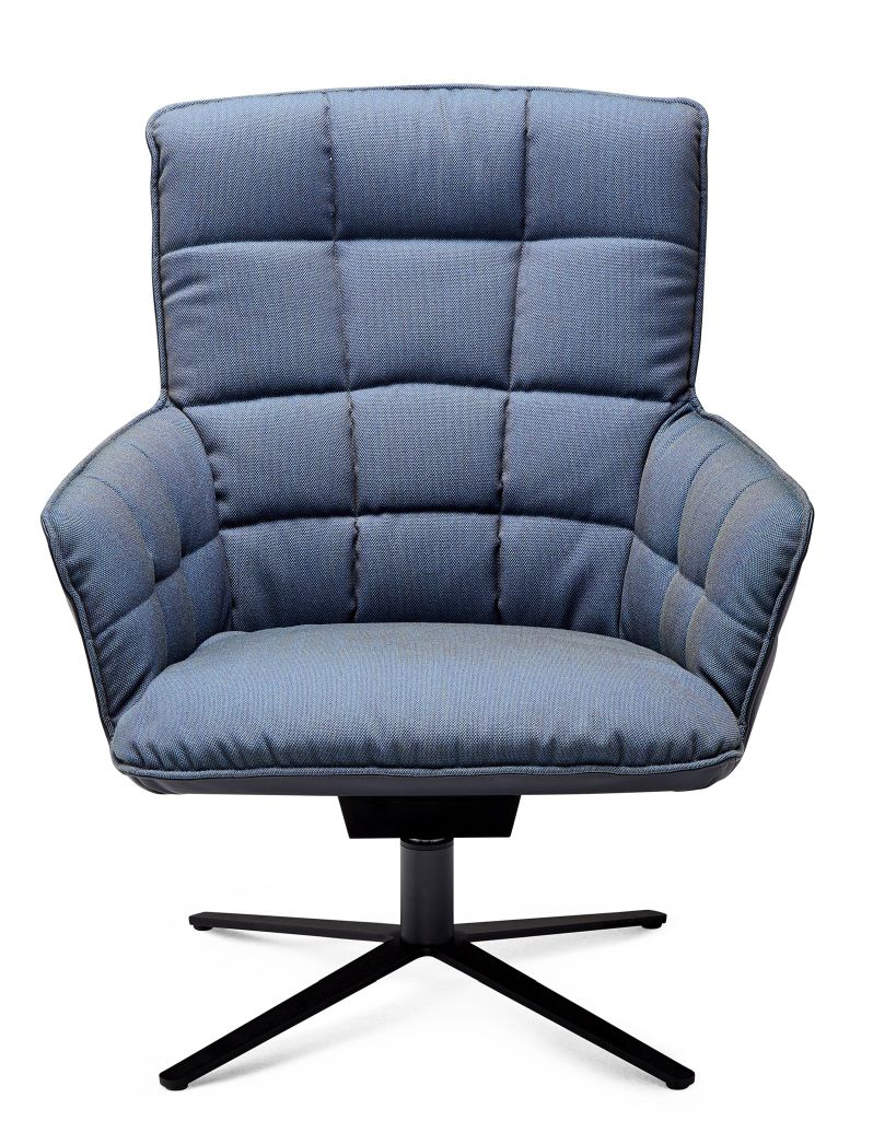 Marla Easy Chair High von Freifrau Manufaktur, blauer Sessel mit Drehfuß und gesteppter Polsterung.