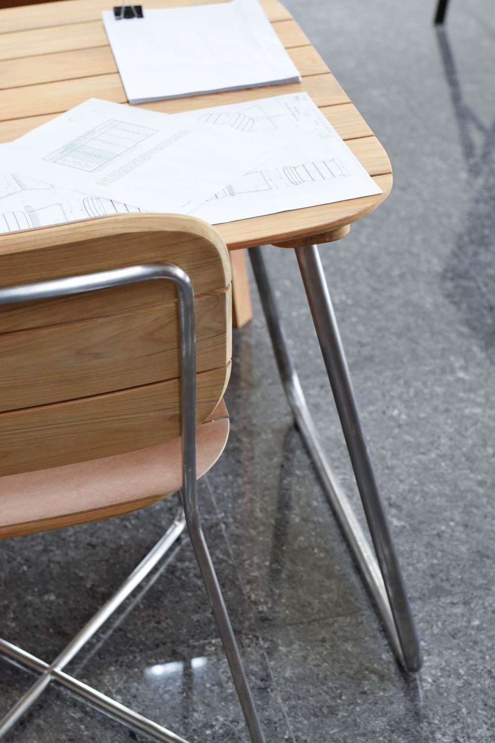 Detailaufnahme des Lilium Chair Stuhl Outdoor von Skagerak by Fritz Hansen, Holz und Metallbeine.