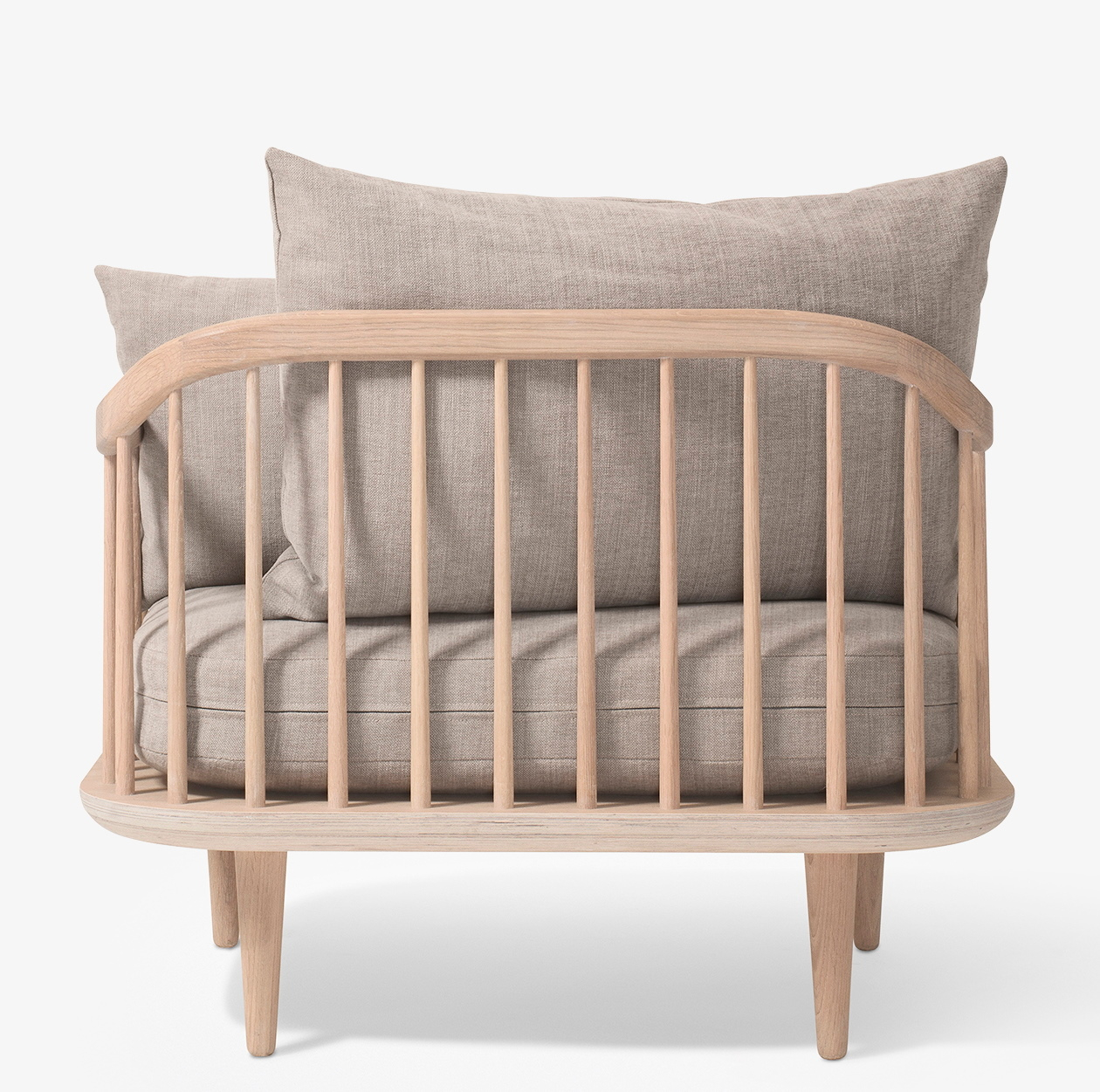 Fly Lounge Sessel von AndTradition mit hellem Holzrahmen und beigen Kissen, komfortabler Design Sessel.