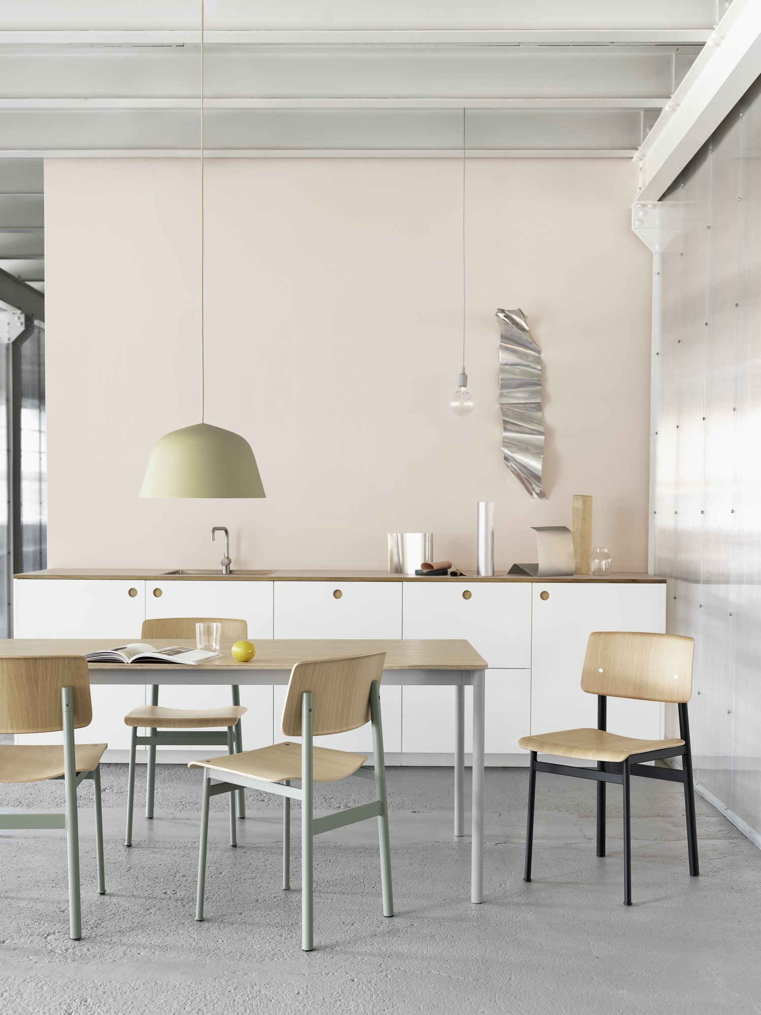 Helle Küche mit Ambit Pendelleuchte von Muuto in Hellblau über Esstisch. Design Lampe.