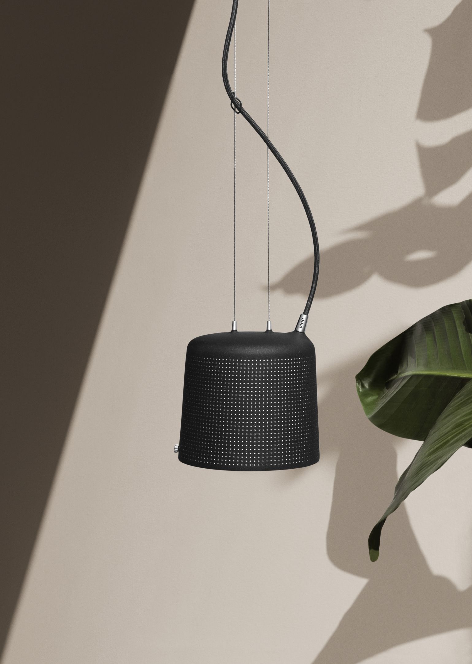 Nahaufnahme der Vipp Pendelleuchte klein in Schwarz, modernes dänisches Design für stilvolle Innenbeleuchtung.