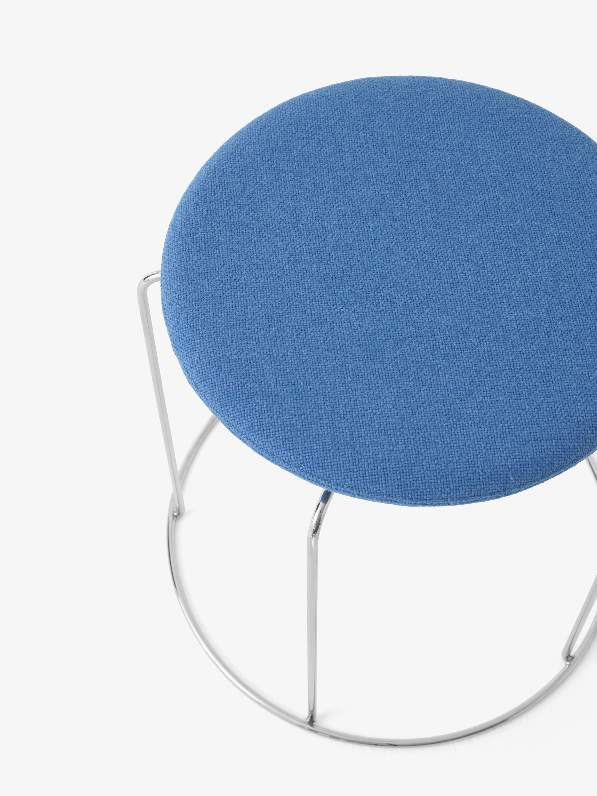 Blaues Sitzkissen für AndTradition Wire Stool Hocker VP11 mit verchromtem Gestell, Detailaufnahme.