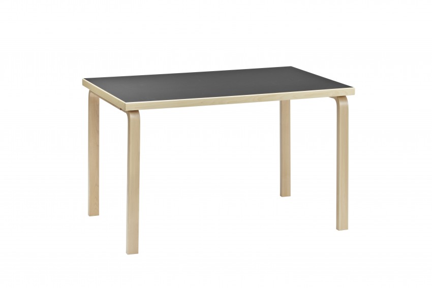Artek Tisch 81B mit schwarzer Tischplatte und hellen Holzbeinen, freigestellt auf Weiß.