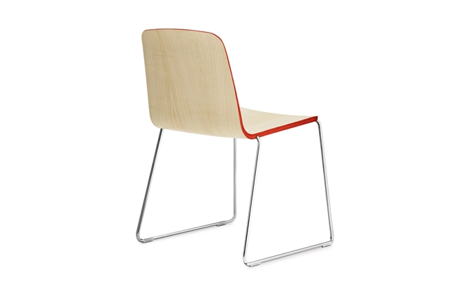 Just Chair Stuhl von Normann Copenhagen, Holzoptik mit rotem Rand und verchromtem Stahlgestell.