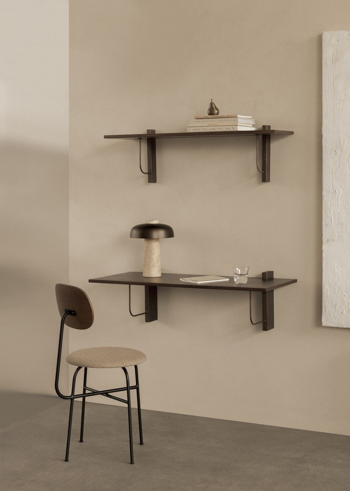 Afteroom Dining Chair Plus Stuhl von Audo Copenhagen mit schwarzem Gestell und beigem Sitzpolster.