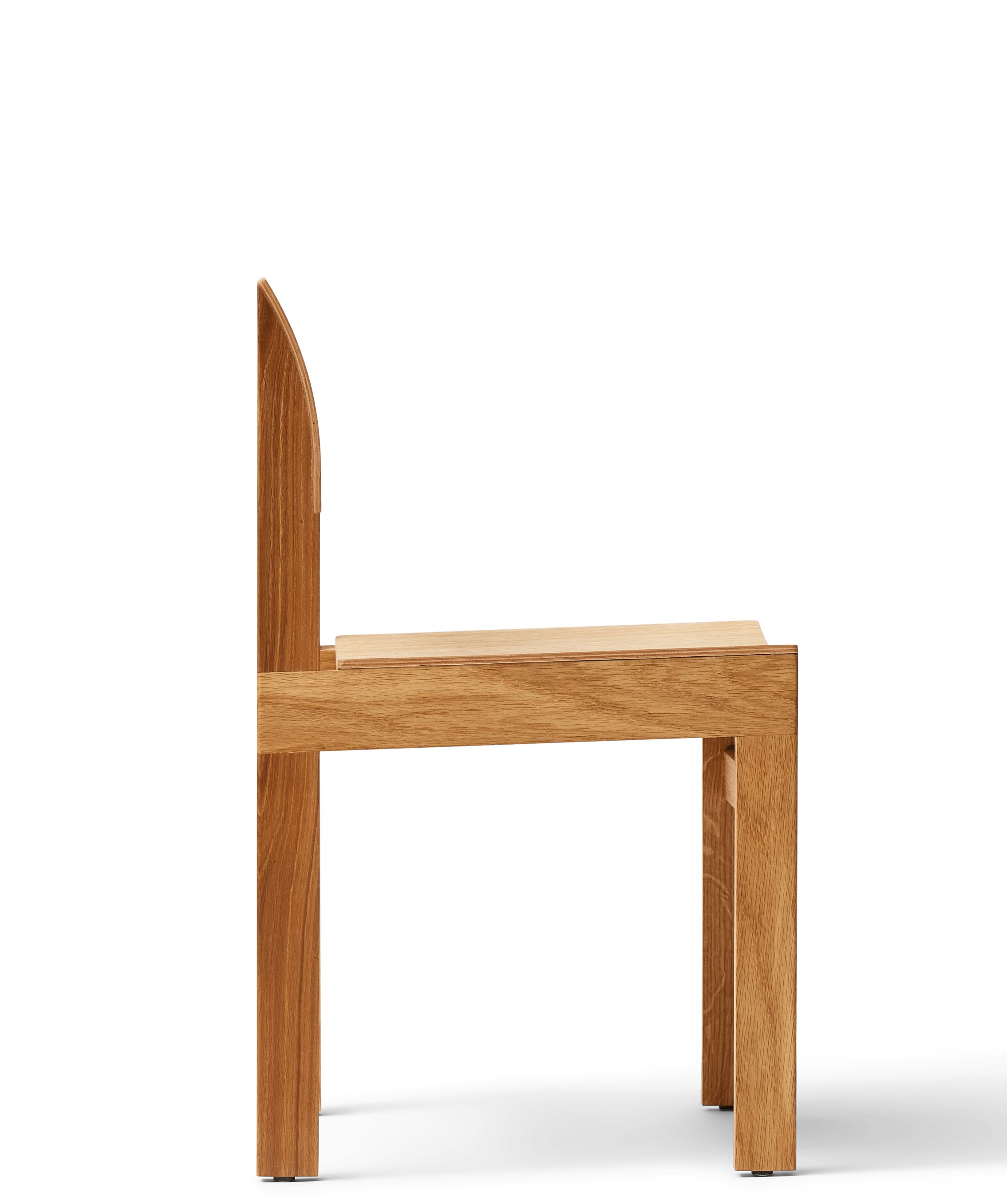 Sonder Stuhl von Form & Refine, Seitenansicht, minimalistisches Design, Holzstuhl für Esszimmer und Wohnbereich.