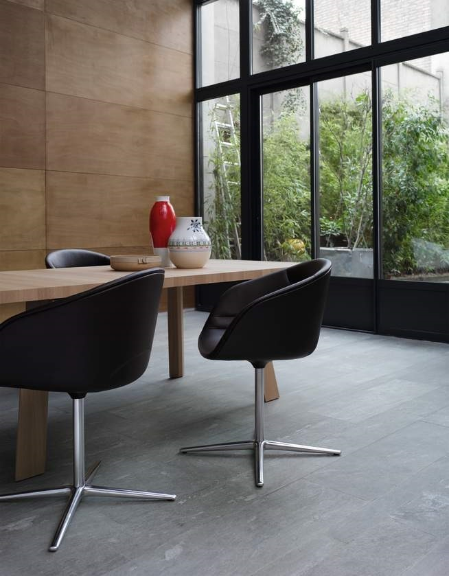 Tadeo Table von Walter Knoll mit schwarzen Stühlen und Dekoration in modernem Esszimmer.