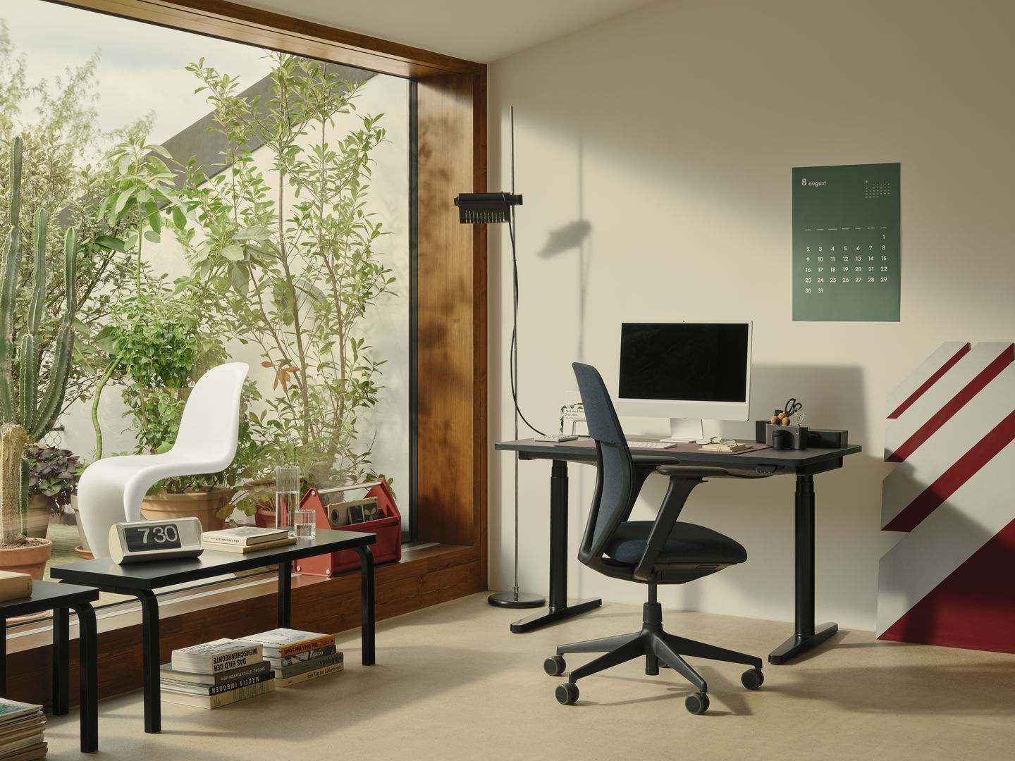 Vitra Tyde 2 Steh-/Sitztisch Home Desk Schreibtisch in einem modernen Arbeitszimmer mit Bürostuhl und Pflanzen.