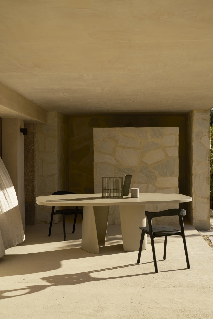Canyon Outdoor Esstisch von Ethnicraft aus Beton mit Stühlen und Dekoration im Außenbereich.