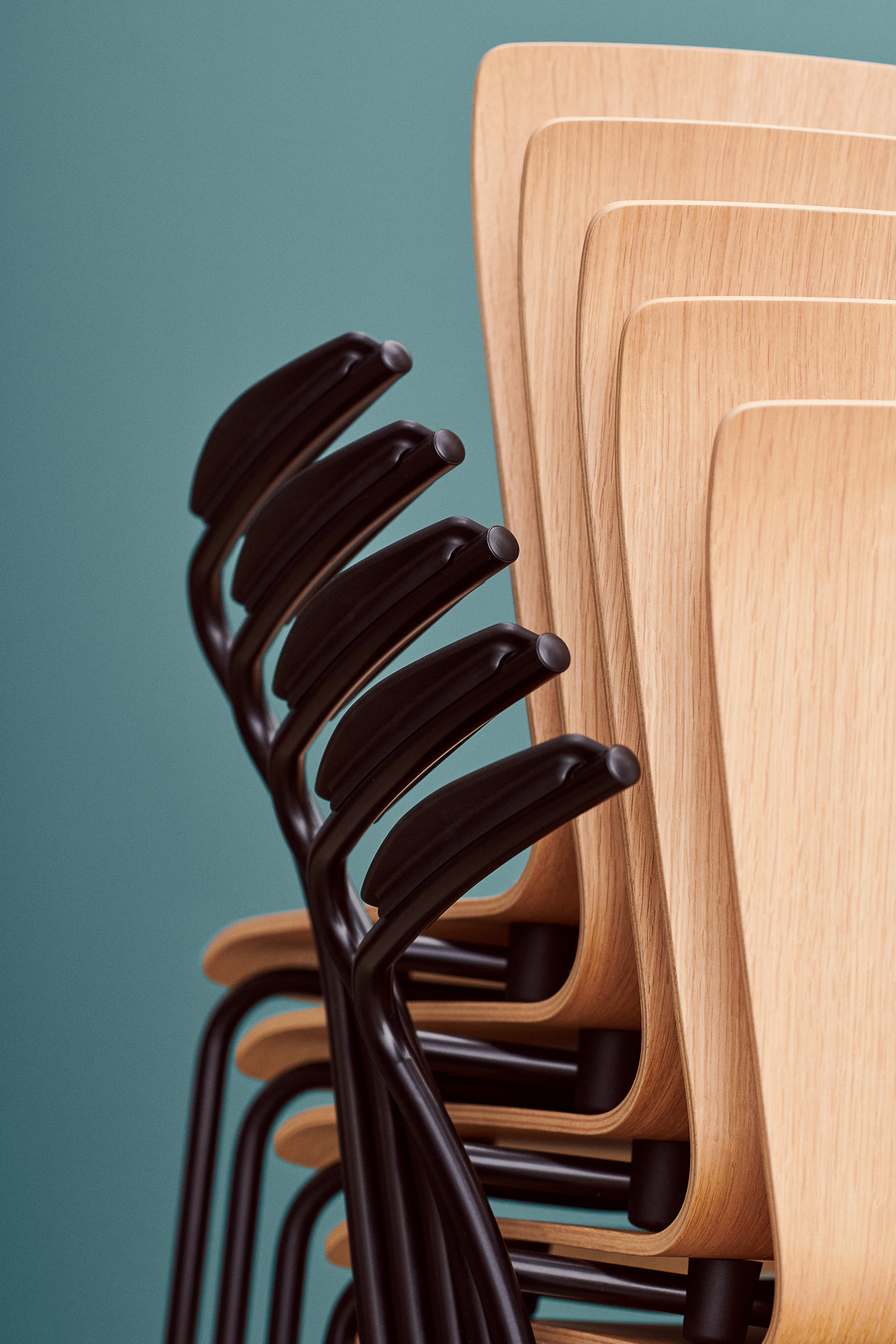 Stapel von Vico Stühlen von Fritz Hansen mit Holzschalen und schwarzem Gestell.