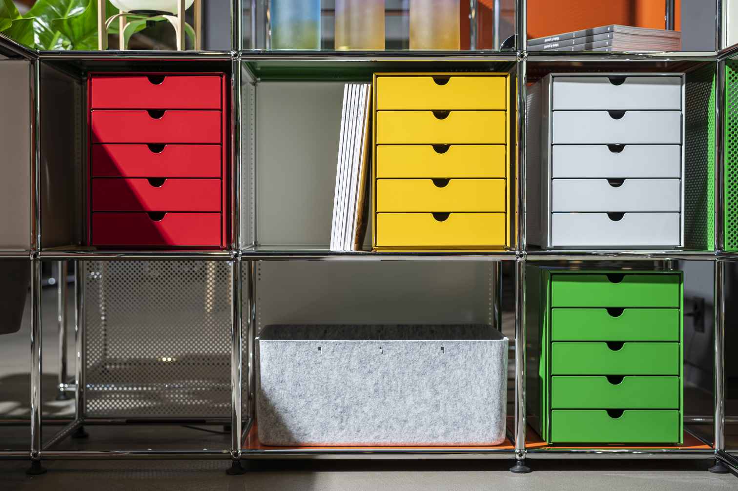 USM Haller Inos K1-kastenset C4 met 5 gesloten bakken Home Office Goudgeel