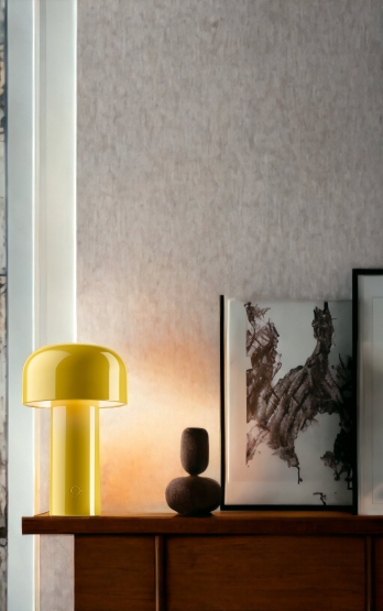 Gelbe Bellhop Tischleuchte von Flos, kabellos mit USB-Kabel, modernes Design, stimmungsvolle Beleuchtung.