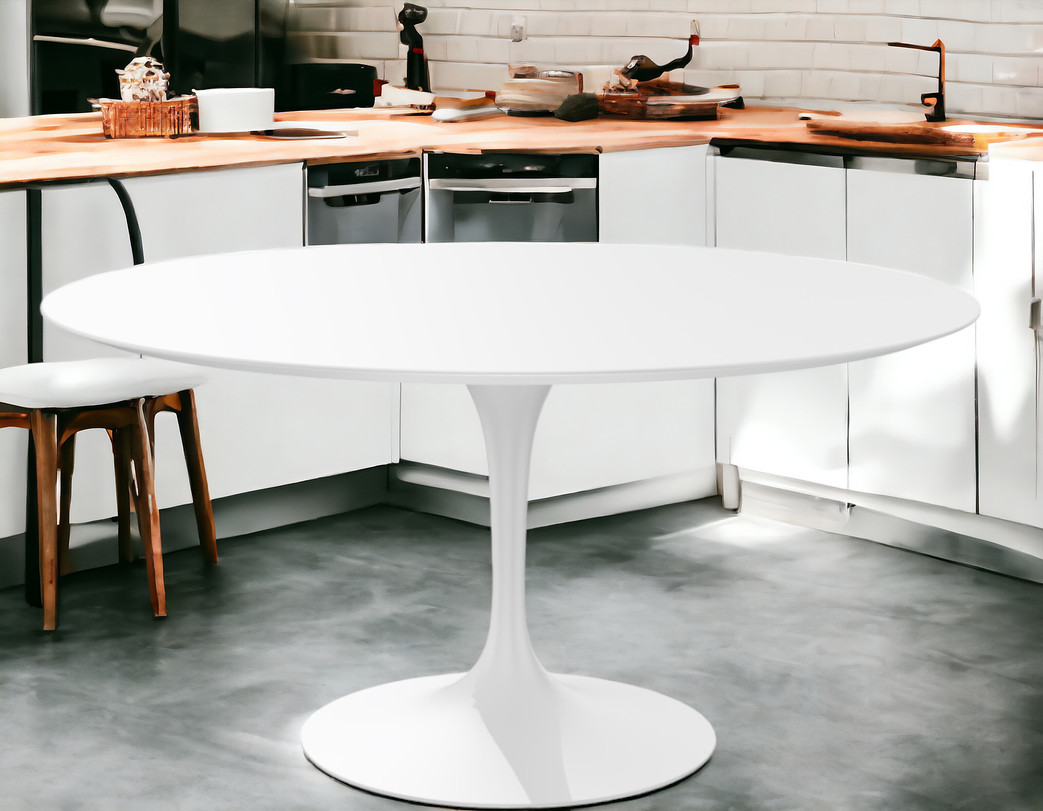 Weißer, runder Saarinen Esstisch von Knoll International mit Mittelfuß in moderner Küche.