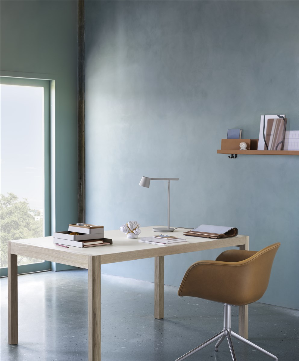 Helle Tip Table Lamp Tischleuchte von Muuto auf einem Schreibtisch im modernen Arbeitszimmer.