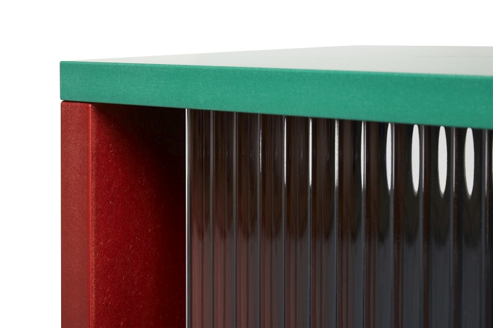 Detailaufnahme: Colour Cabinet Sideboard mit Glastüren, grüne Oberfläche, rote Seite. Modernes Möbeldesign.
