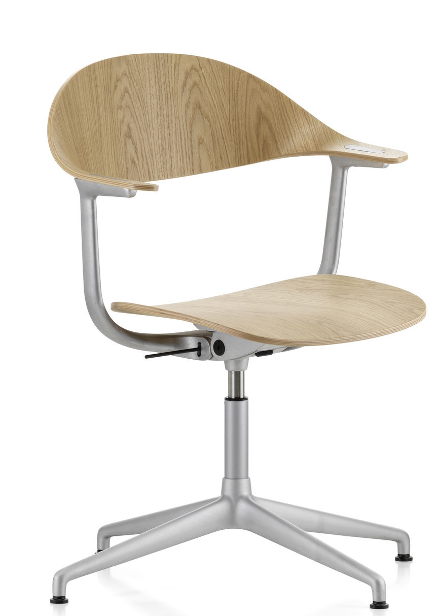 Mynt Bürodrehstuhl von Vitra mit hellem Holz, Armlehnen und silberfarbenem Fußkreuz.