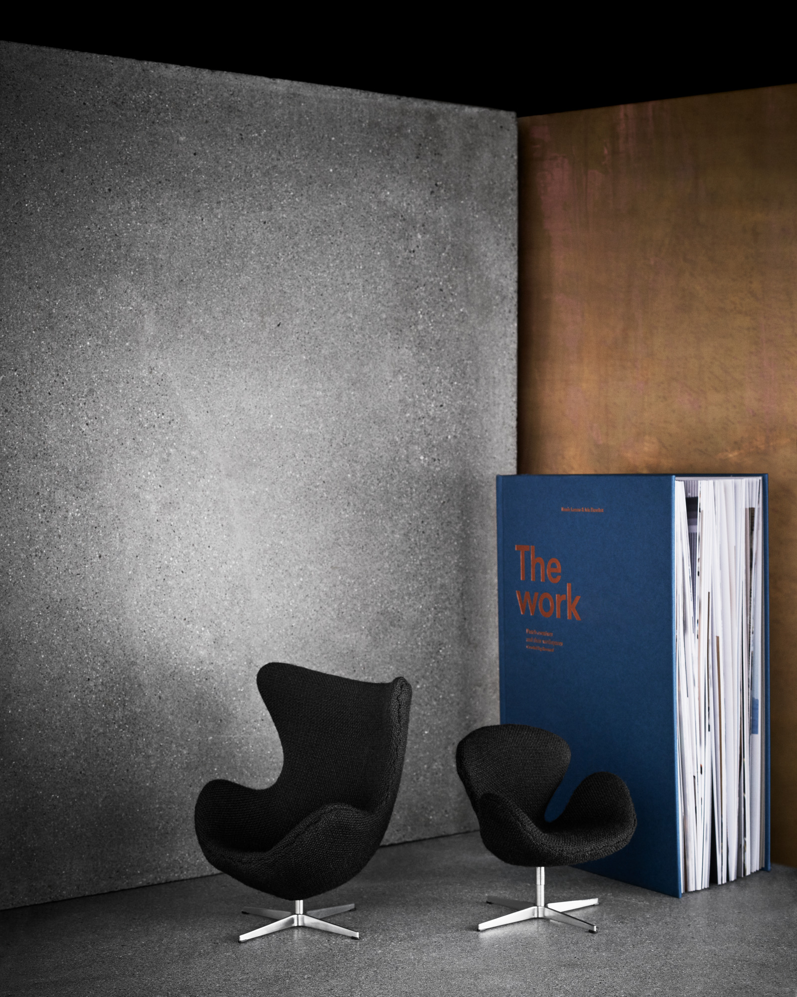 Schwarze Egg Chair Miniatur von Fritz Hansen, Designklassiker für Puppenhaus oder Sammler, stilvolle Deko.