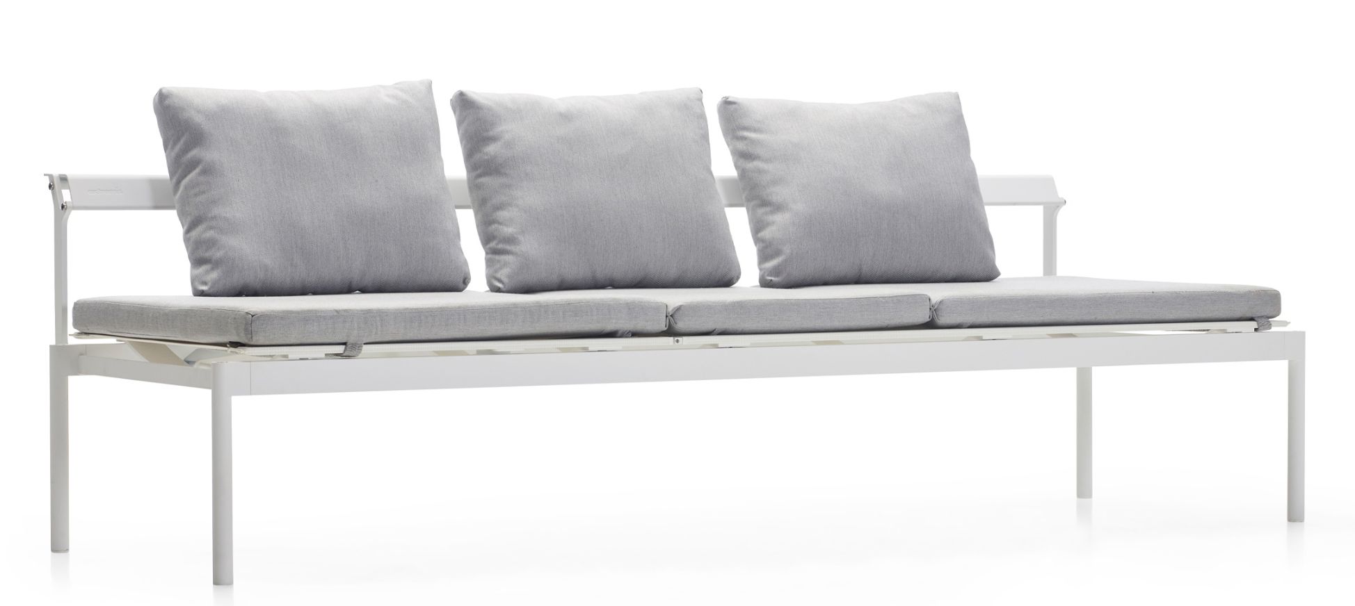 Sol + Luna Outdoor Sofa-Sonnenliege von Extremis mit weißem Rahmen und drei grauen Kissen.
