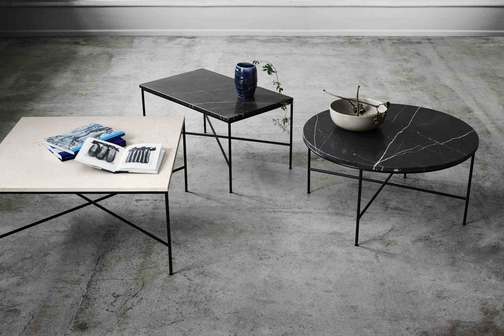 Fritz Hansen Planner Couchtisch-Set: Quadratischer Tisch mit Büchern, rechteckiger Tisch mit Vase, runder Tisch mit Schale.