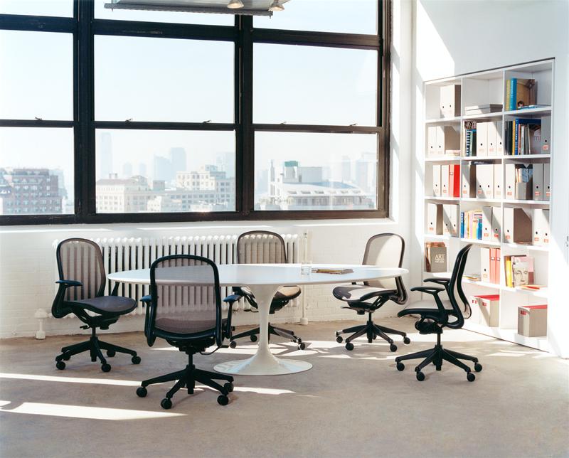 Ovaler Saarinen Esstisch von Knoll International mit Tulip Fuß und Bürostühlen in hellem Büro.