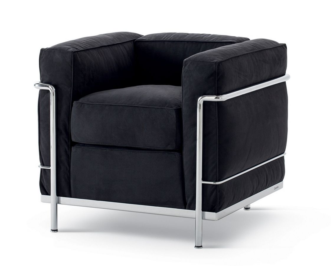 Schwarzer Cassina Sessel "Grand Confort Petit Modèle" mit verchromtem Stahlrohrgestell, Frontansicht. Designklassiker für Wohnzimmer und Büro.