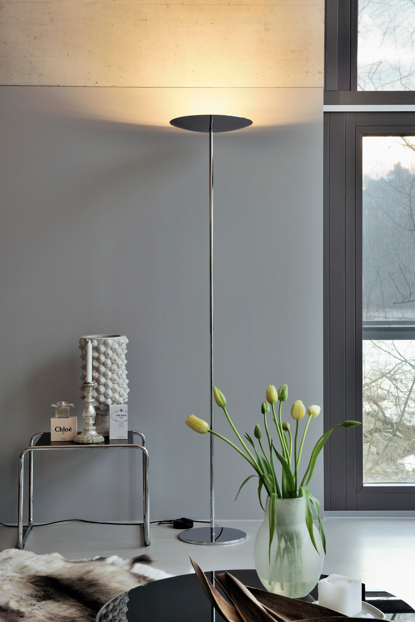 Moderne Belux Stehleuchte mit LED-Licht, chromfarbenem Gestell und rundem Lampenschirm im stilvollen Wohnzimmer.