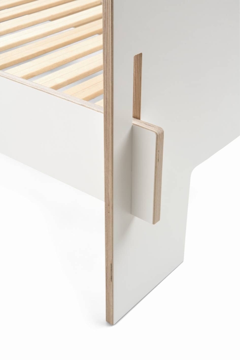 Detailaufnahme vom weißen Moormann Roll-Lattenrost aus Massivholz, Fokus auf die Holzverbindungen.